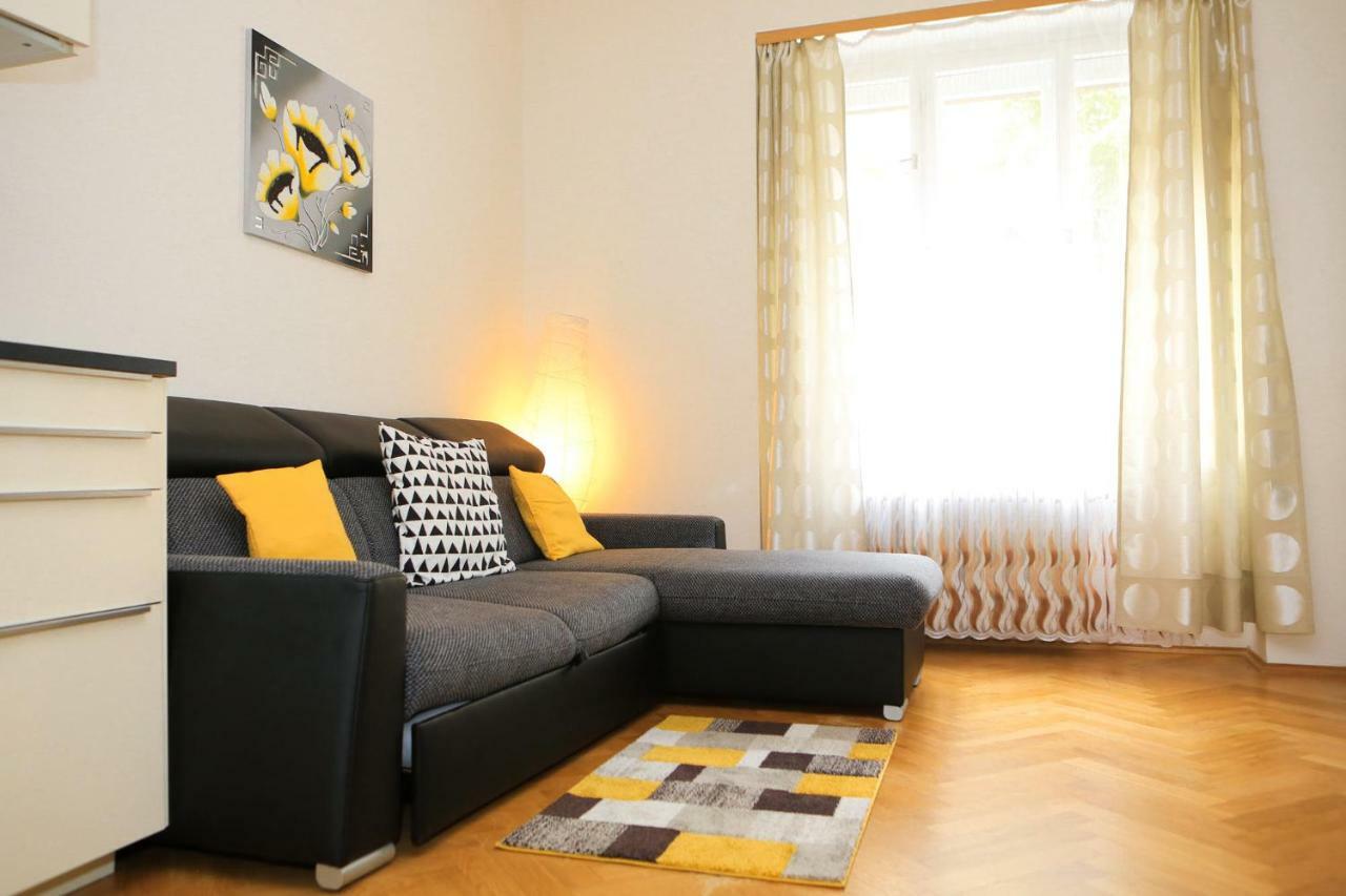 Yellow Apartment Few Steps From Metro Prag Exteriör bild
