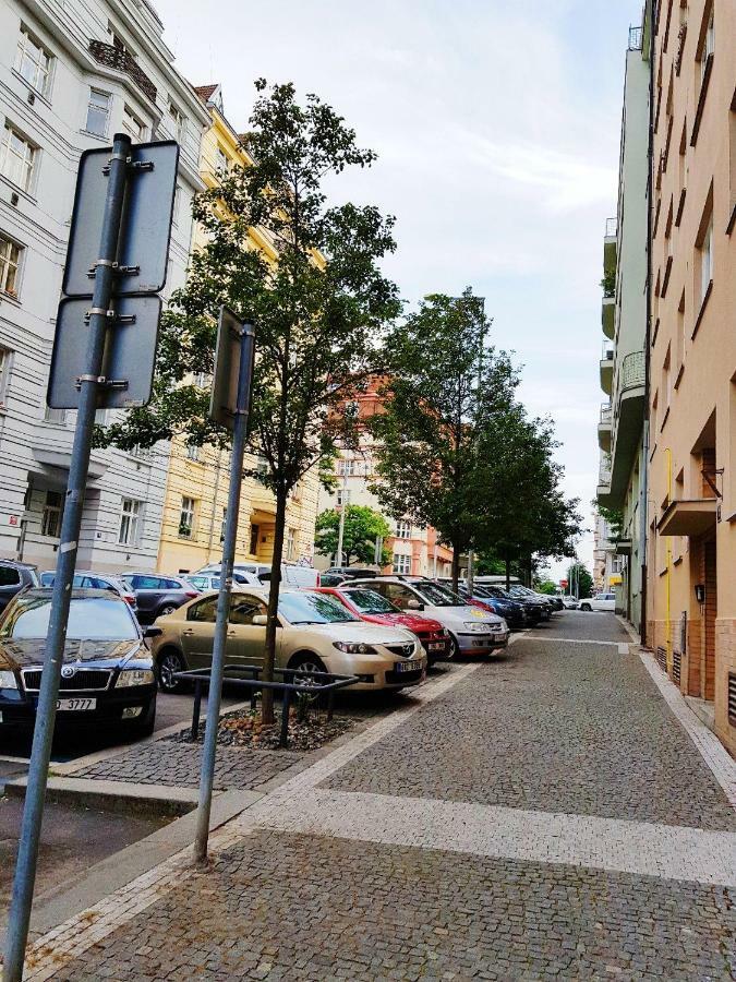 Yellow Apartment Few Steps From Metro Prag Exteriör bild