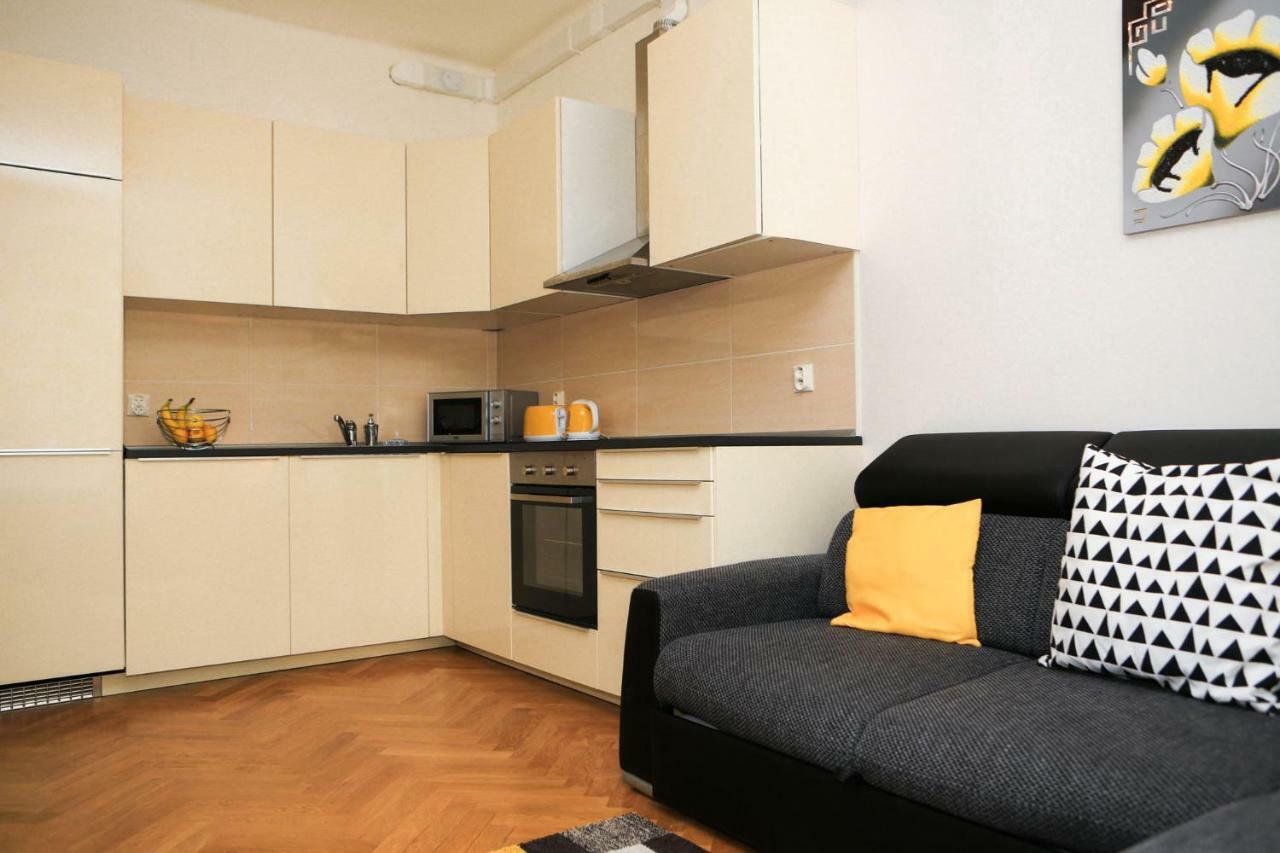 Yellow Apartment Few Steps From Metro Prag Exteriör bild
