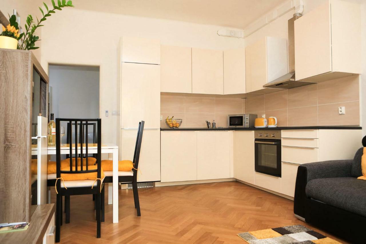 Yellow Apartment Few Steps From Metro Prag Exteriör bild
