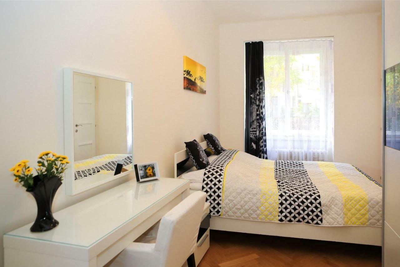 Yellow Apartment Few Steps From Metro Prag Exteriör bild